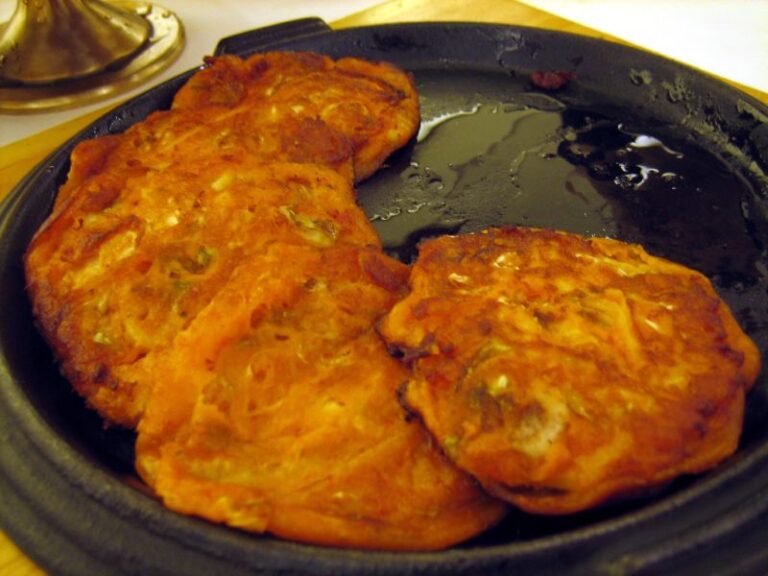 노릇하게 부쳐낸 김치전