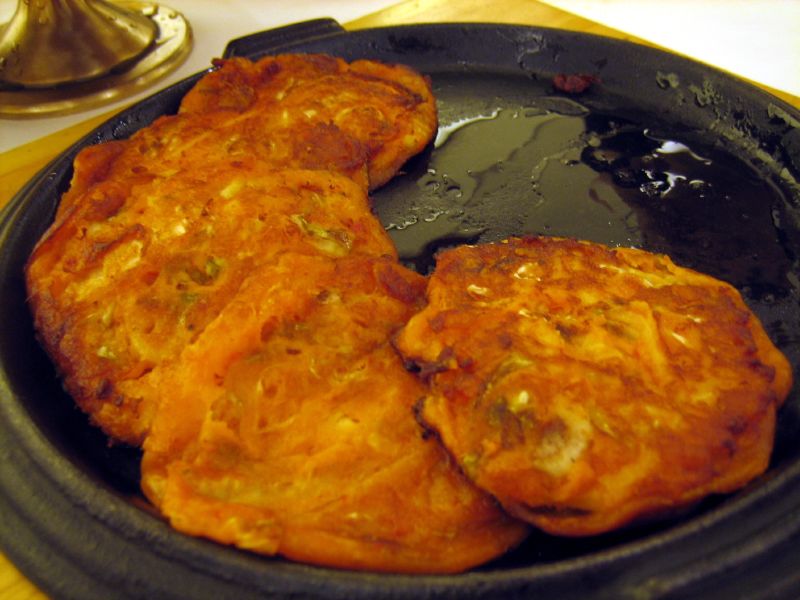 노릇하게 부쳐낸 김치전